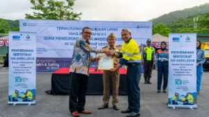 Komitmen Implementasikan Keselamatan dan Kesehatan Kerja, AMMAN Terima Sertifikat SMK3 dari PT SUCOFINDO