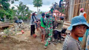 Bentuk kepedulian, Babinsa Kokarlian Bersama Masyarakat Gotong Royong Mengecor Masjid