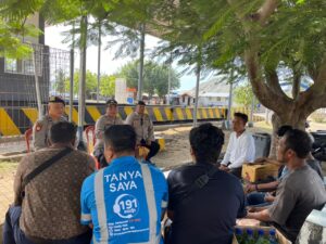 JUM’AT CURHAT, Kapolsek KPL Tano Edukasi dan Imbau Pedagang Asongan