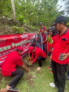 HUT Megawati dan Partai, PDIP Sumbawa Gelar Penghijauan dan Bersih Bersih DAS