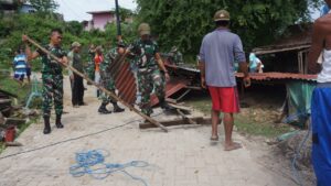 Moment HUT Korem 162/WB, Kodim 1607/Sumbawa Bantu Rehab Rumah Masyarakat