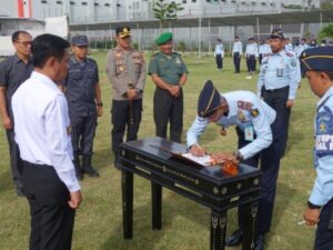 Komitmen Menuju WBK dan WBBM, Kepala Imigrasi Mataram Tanda Tangan Komitmen Zona Integritas