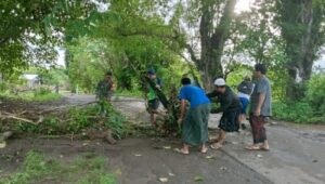 Pasca Banjir, Babinsa Sekokat dan Warga Binaan Laksanakan Gotong Royong