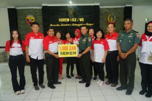INTI NTB Serahkan Bantuan Semen Untuk Bedah Rumah Tidak Layak Huni Dalam Rangka HUT ke-62 Korem 162/WB