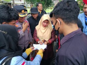 Sosok Lies Nurkomalasari, Wanita Pemberani Yang Hadapi Lautan Emosi Mahasiswa Pendemo