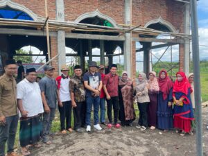 Ketua DPRD Sumbawa Serahkan Bantuan Rp 100 Juta ke Ponpes Ishanul Munawarah Desa Boal
