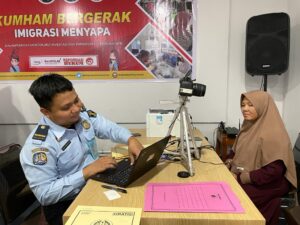 Menyapa Daerah Pesisir, Imigrasi Sumbawa Laksanakan Kegiatan Keimigrasian di Sekongkang KSB