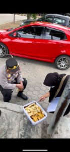 Sontak Kaget bercampur haru, Dagangan Sang Nenek di Pelabuhan Tano Diborong Polisi