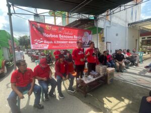 Ketua DPD PDI Perjuangan NTB Beri Bantuan ke Korban Banjir Sumbawa Barat