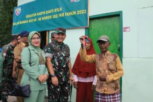 Dandim 1607/Sumbawa Serahkan Kunci Rumah Yang Telah Selesai Direhab