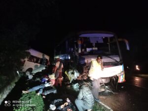 Video Kecelakaan Maut Bus Surabaya Indah vs Travel di Jalan Poto Tano, 5 Meninggal Dunia di Tempat