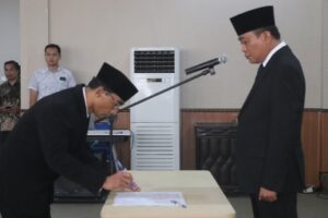 Lantik Kepala Kemenag Bima, Zamroni Aziz Harap Pejabat Baru Semangat dan Inovatif
