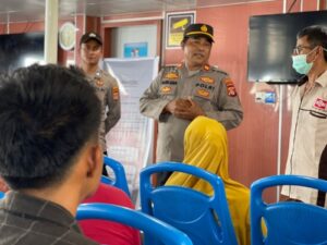 Jumat Curhat, Polsek KPL Tano Sasar Penumpang Kapal Laut