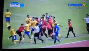 Video Detik-detik Pemain Persidom dan Persebi Bima Baku Hantam di Porprov XI NTB