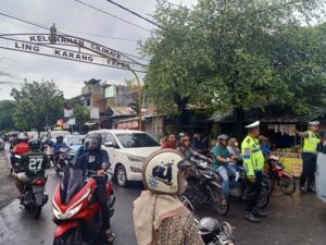 Simpang Lampu Merah Pasar Karang Jasi Mataram Macet, Aktivitas Pasar Padat