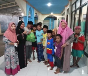 Angkatan 83 SMPN 1 Dompu Rutin Bagi-bagi Sembako dan Ratusan Takjil