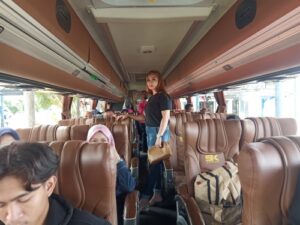 Tampilan Armada Bus Surya Kencana Mewah, Tempat Duduk Nyaman dan Luas Bagai Dalam Pesawat