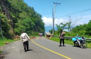 Nanga Tumpu Longsor Lagi, Pengguna Jalan Diminta Hati-hati 