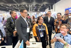 Menteri Sandiaga Uno Kunjungi Booth BPPD NTB di MATTA Fair, Kuala Lumpur