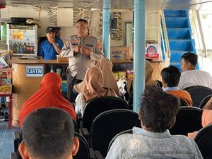Jum’at Curhat, Pesan Kapolsek KPL Tano Kepada Para Penumpang Kapal di Bulan Ramadhan