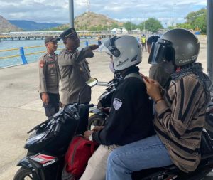 Jum’at Curhat, Kapolsek KPL Tano Serap Informasi Pengguna Roda Dua Yang Akan Menyebrang