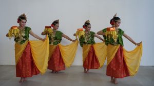 BPPD NTB Persembahkan Mini Show Kepada Para Pemudik di Bandara Internasional Lombok
