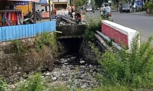 Parah, Saluran Drainase di Tengah Kota Mataram Ditumpuki Sampah, Cek Videonya!