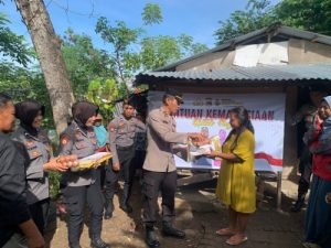 Santun Warga Miskin, Polres Dompu Habiskan Ratusan Paket Sembako 