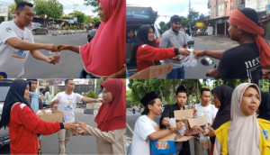 MIO NTB Bersama PKBM Ceria Lobar Bagi Ratusan Takjil Untuk Warga Kota Mataram