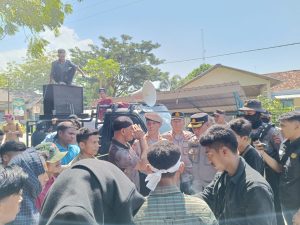 Tuntut Perbaikan Jalan, FPR Donggo-Soromandi Blokir Jalan Hingga Arus Lalulintas Macet Total