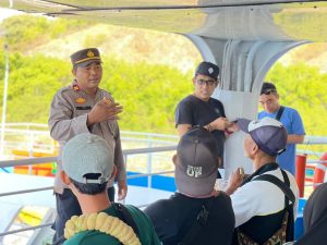 Polsek KPL Tano Gelar Jum’at Curhat di Atas Kapal, Edukasi Para Penumpang
