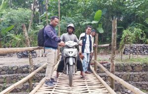 Miris, Jembatan Bambu Darurat Akses Satu-satunya Warga Dusun Batu Layar Utara