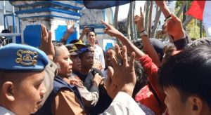 Ricuh, Warga Batu Layar Gedor Kantor Bupati Lombok Barat, Tuntut Batalkan Sertifikat di Pantai Duduk