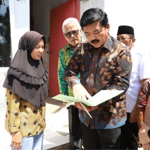 Menteri ATR/Kepala BPN Serahkan Secara Langsung Sertifikat Masyarakat di Padang