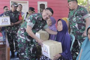 Menjelang Masa Bhakti sebagai Danrem 162/WB, Brigjen TNI Sudarwo Aris Nurcahyo Serahkan Kunci RTLH Secara Simbolis