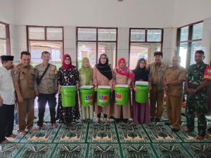 Cegah Perilaku Buang Sampah Sembarangan Babinsa Brang Bara Bersama Masyarakat Ikuti Sosialisasi Pelatihan Komunitas Peduli Sampah