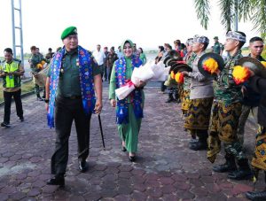 Tiba di Bandara Brigjen TNI Agus Bhakti Disambut Dengan Gendang Beleq