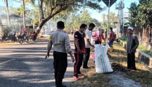 Sambut Lomba Desa Tingkat Propinsi, Polsek Dompu Turut Serta Bantu Bersihkan Jalan