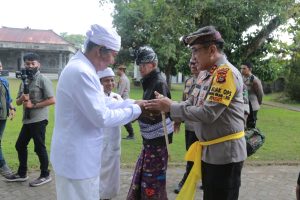 Polda NTB Ikuti Doa Lintas Agama Bersama Kapolri di Pura Lingsar
