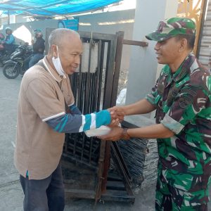 Wujud Kepedulian di Jum’at berkah, Kodim 1607/Sumbawa Berbagai Makanan Siap Saji dan Sembako
