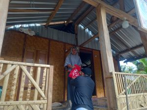 Hari Jadi IJTI ke 25 Puluhan Paket Sembako Dibagikan Pada Masyarakat Sumbawa Barat