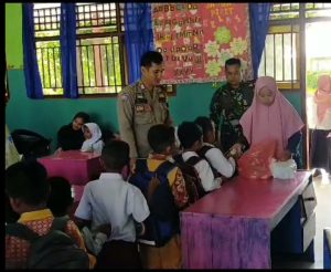 Potret Kedekatan Seorang Bhabinkamtibmas di Desa Tamekan Dengan Anak Sekolah, Para Guru Apresiasi