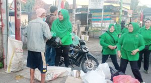 Jumat Berkah Persit Kartika Chandara Kirana Cabang Kodim 1607/Sumbawa, Indahnya Berbagi