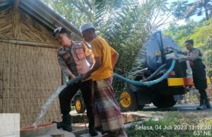 Akibat Kemarau, Bhabinkamtibmas Desa Batu Layar Barat Bekerjasama Dengan Polres Lobar Distribusi Air Bersih Kepada Warga