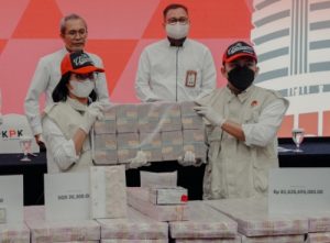KPK Tetapkan Gubernur Papua Sebagai Tersangka Tindak Pidana Pencucian Uang, Ratusan Miliar Aset Tersangka LE Disita