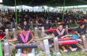 Desa Wisata Sukarara Pecahkan Rekor Muri, 2023 Penyesek di depan Para Fashion Designer Dunia