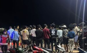Konsumsi Miras, Patroli Samapta Polres Sumbawa Bubarkan Sekelompok Remaja di Taman Lembi
