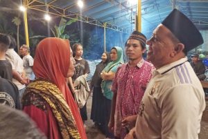 Moment Haru, Seorang Anggota DPRD Lombok Barat Didoakan Warga Untuk Menang di Pileg 2024