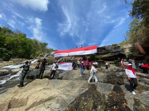 Pemdes Sempe Sumbawa Sukses Kibarkan Bendera Raksasa di Air Terjun Ai Beling