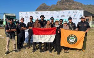 SISPALA SMAN 1 Taliwang Ikut Lintas Alam, Bersihkan Sampah Hingga Bukit Lamusung 600 MDPL